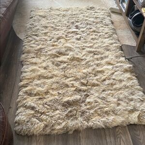This is a rare genuine fur pelt / rug  6.5 feet by 3.5 feet North American